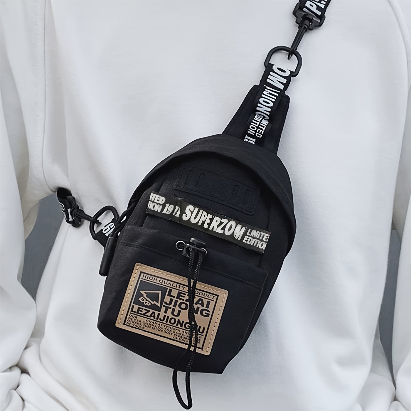 1 eenvoudige, modieuze crossbodytas voor reizen, werk en sport, lichtgewicht antidiefstalborsttas met verstelbare riem, willekeurige letters